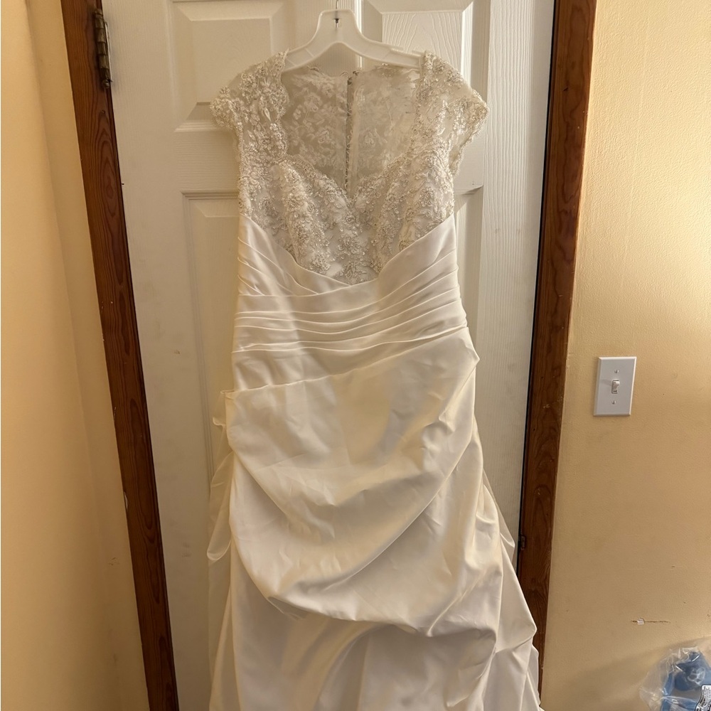 Brand new wedding dress.